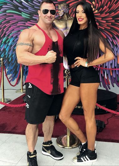 Su pareja también es un fan de los músculos.