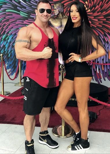 Su pareja también es un fan de los músculos.