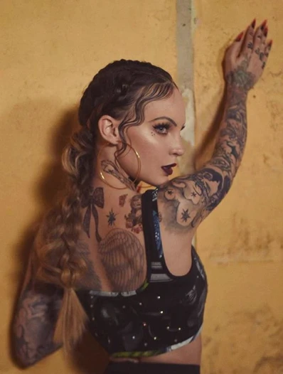 Por este peinado le dieron duro y parejo.