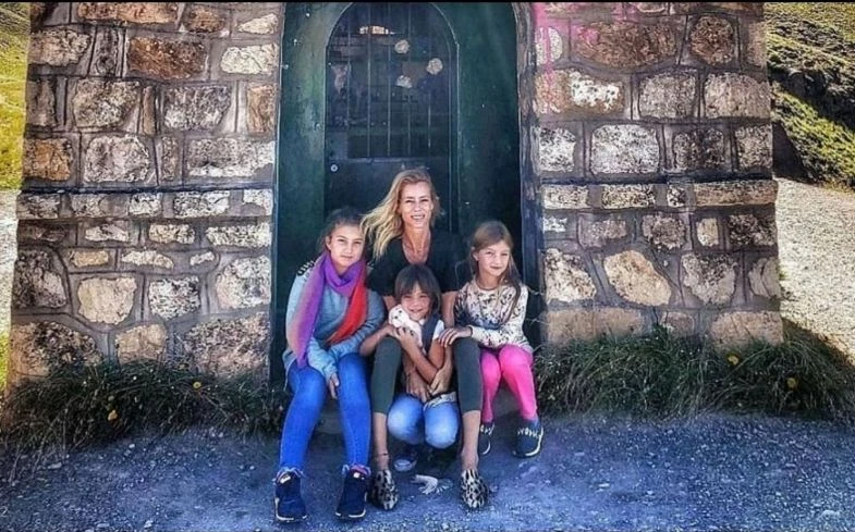 Nicole ya volvió al país para reunirse con sus hijas