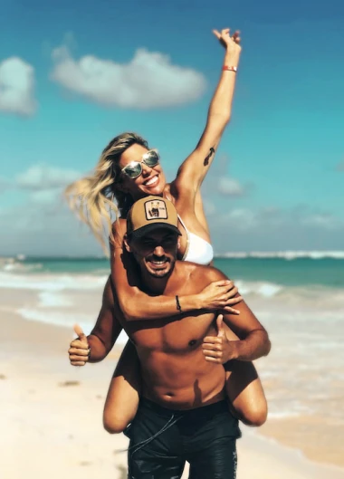 Virginia Gallardo y su marido en Hawái