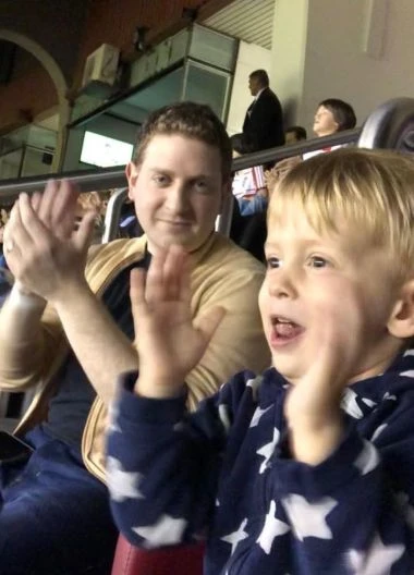 Jony junto a Romeo, su hijo mayor, en la platea de River, su amado club.