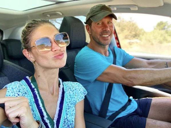 La felicidad de la familia en el paseo en Ibiza.