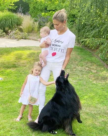 Carla, sus hijas y sus  perros.