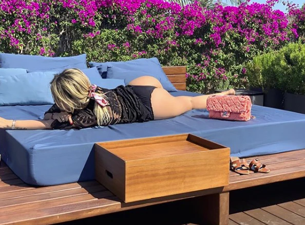 La rubia se quedó al sol y la fotografiaron en familia.