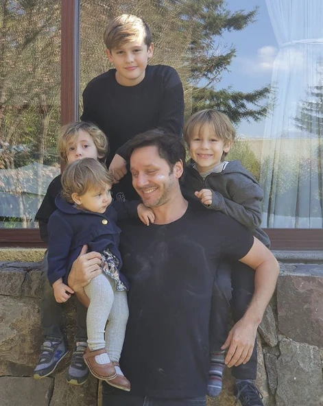 Vicuña, junto a sus hijos con Pampita y la China.