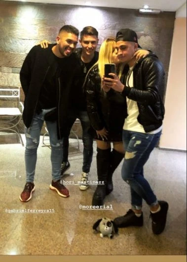 ¡En banda! More subió esta otra imagen. ¡Qué beso!