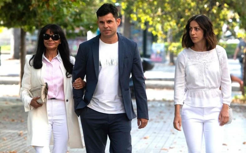 Javier Sánchez con su madre y su novia