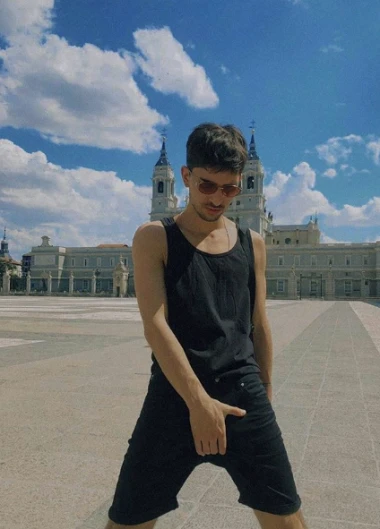 Iván es el joven fotógrafo que acompaña a Celeste Cid