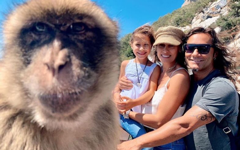 En sus vacaciones en España, la familia se tomó una selfie con un mono.