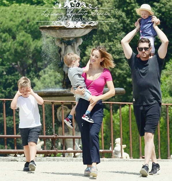 Lu está en la Argentina en este momento sola, ya que Buble está de gira.