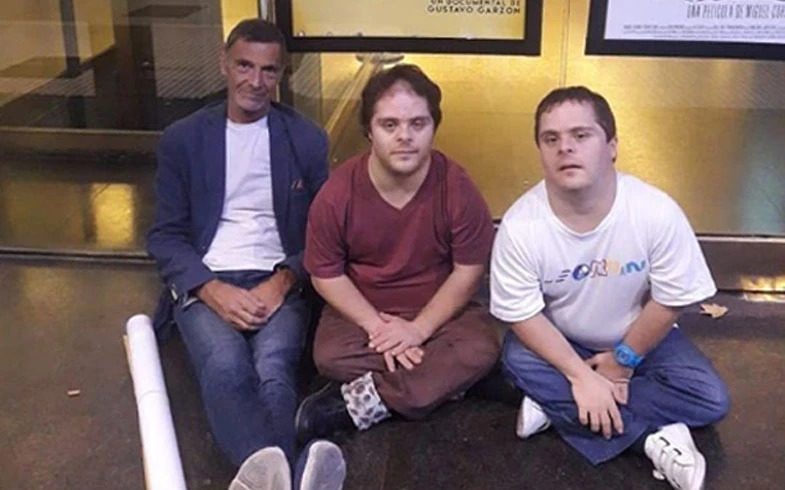 Gustavo Garzón junto a sus hijos, Mariano y Juan.