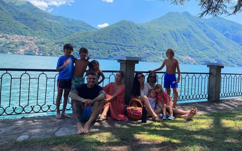 La hermosa postal de las hermanas Nara.