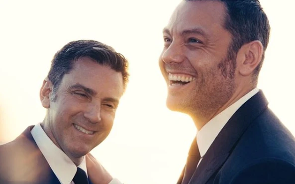 Tiziano Ferro junto a su esposo