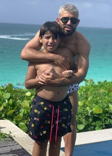 Kun Agüero junto a su hijo Benjamín