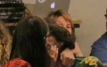 ¡A los besos! ¿Quiénes son los dos actores súper conocidos que blanquearon su romance en público?