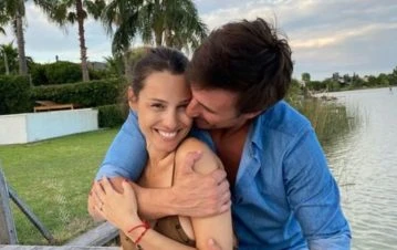 Las románticas fotos de Roberto García Moritán en las que Pampita lució su pancita de cinco meses en traje de baño