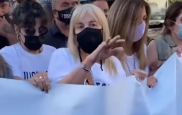 ¡Se tuvo que esconder! Insultaron a Claudia Villafañe en la marcha por Maradona