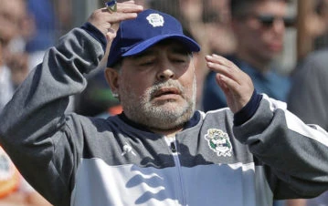 Descubren la tonelada de plata que gastó Diego Maradona en autos, departamentos y regalos  para sus hijos y sus ex