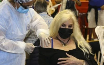 El extraño souvenir de Susana Giménez que se guardó la enfermera que la vacunó en Uruguay