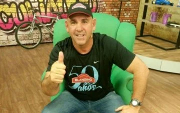 A los 51 años, la Mole Moli contó que tuvo que volver a trabajar de albañil y le pegó a Marcelo Tinelli