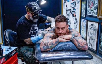 ¡Impresiona! Fede Bal mostró el enorme tatuaje que se está haciendo en su espalda y en la cola