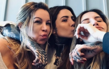 Cande Tinelli mostró el sorprendente tatuaje que se hizo en la cara para agradecer el alta de Soledad Aquino, su mamá
