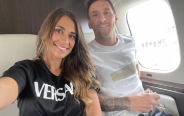 El deslumbrante look de Antonella Roccuzzo en la llegada de Lionel Messi a París para jugar en el PSG