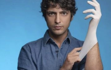 El lado B de Taner Ölmez, el protagonista de Doctor Milagro: es vocalista de una banda, juega al fútbol y es fanático del basquet