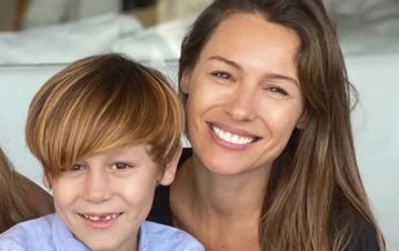 Las divertidas fotos de Pampita junto a su hijo más chico a puro sol