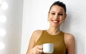 Pampita confesó el particular hábito que cumple sólo cuando no trabaja: “Mucho sillón y dejo el celu en..."