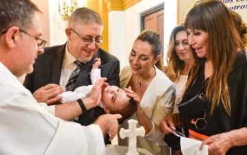 Las fotos del bautismo del hijo de Belén Francese con Moria Casán como su madrina: “Se emocionó y lloró”