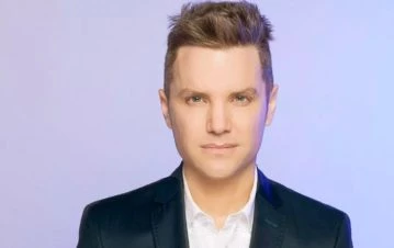 ¡Qué locura! Santiago del Moro contó por qué acostumbra a estar parado en una pierna: “Siento que así..."