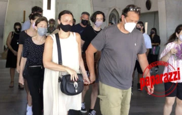 El dolor sin fin de Caramelito Carrizo: las imágenes del último adiós a su hermano en el cementerio de la Chacarita