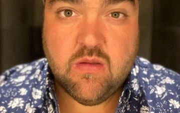 Darío Barassi mostró una desopilante secuencia al quedar atrapado en un ascensor: “¡Chicos, no me da el…”