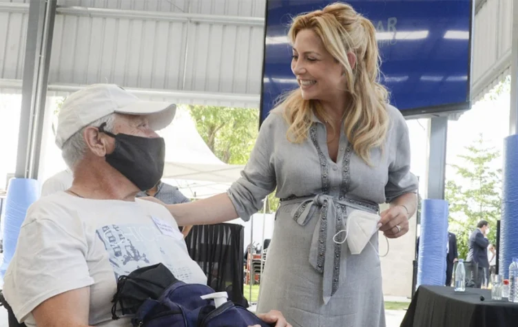 Fabiola Yañez entregó sillas de ruedas