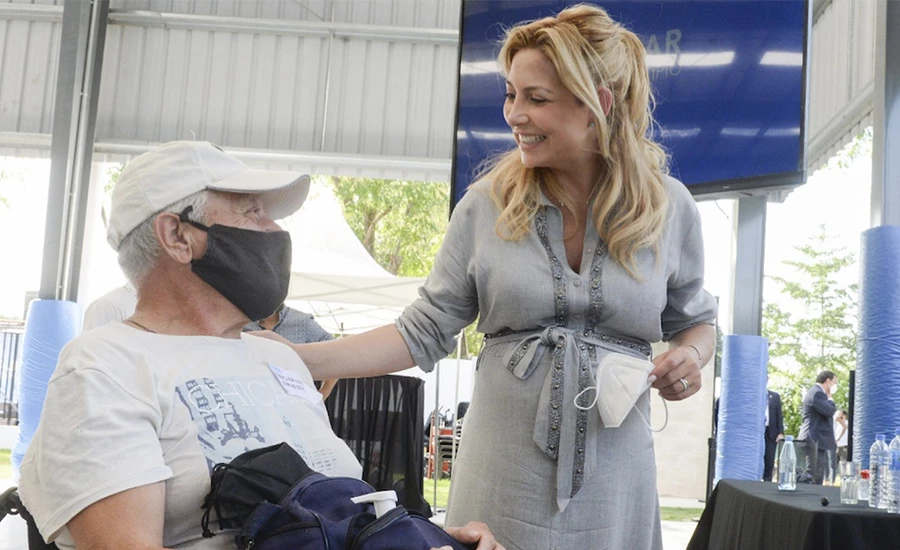 Fabiola Yañez entregó sillas de ruedas