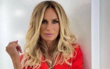 ¡Se le escapó! Sabrina Rojas tuvo un "problemita" en el teatro y Gonzalo Heredia la mandó al frente: “Se le salieron…”