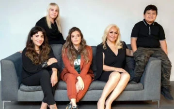 La foto que Diego Maradona nunca pudo lograr en vida: por qué se juntaron Claudia Villafañe y Verónica Ojeda y sus hijos