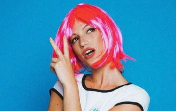 Stefi Roitman se mostró con el pelo fucsia y la confundieron con una estrella internacional