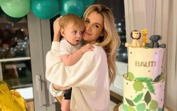 ¡Incómodo! Camila Homs le festejó el cumple a su hijo menor y su nena "se vistió" de Rodrigo de Paul