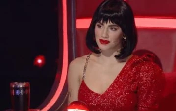 Lali sorprendió con pelo corto en La Voz y la confundieron con un personaje de Casados con Hijos