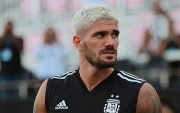 Rodrigo De Paul cambió de look y le tiró una indirecta a Cami Homs: “Un poco de color después de…” 