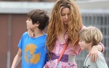 Revelan que Shakira les enseñó a sus hijos francés, chino, ruso y alemán y afirman cuánto gastó