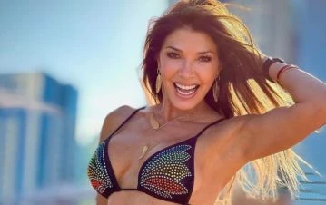 Cuál es la bikini que eligió Catherine Fulop para conocer las playas de Qatar