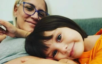 El conmovedor video de la hija de Debora D'Amato conociendo a su hermanita menor