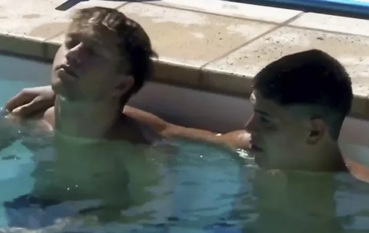 Nacho y Thiago a los besos en la pileta