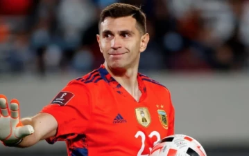 A qué famoso periodista y por qué Dibu Martínez le regaló su camiseta del Mundial