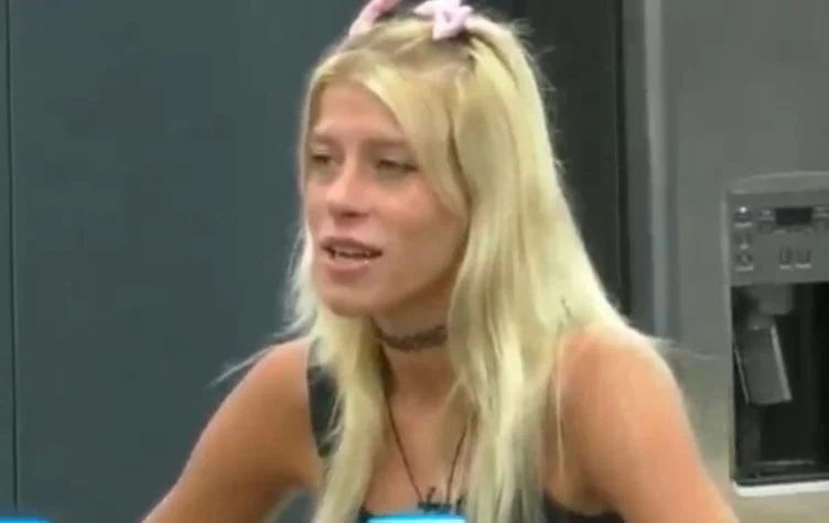 por qué Camila pone una silla en la baño antes de bañarse