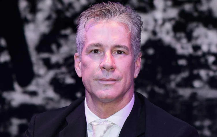 Carrillo separado de la madre de su hijo